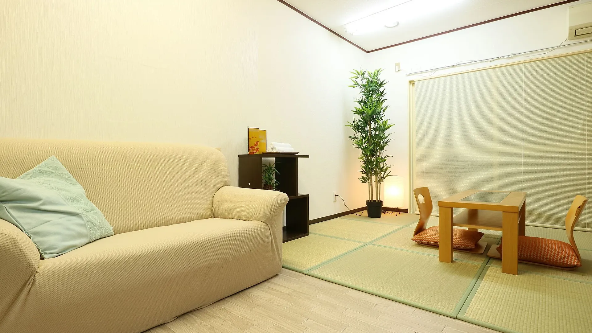Отель Guesthouse Sennichimae Осака
